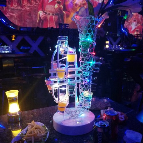 바용 LED 글래스 홀더 — 총알·색소폰 디자인 샴페인·샷글라스 거치대