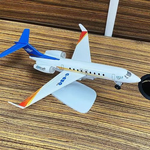 مجسّم طائرة 25.5 سم من سبيكة Gulfstream G650/ARJ21 مع قاعدة عرض و3 مصابيح - لعبة/هدية للأطفال