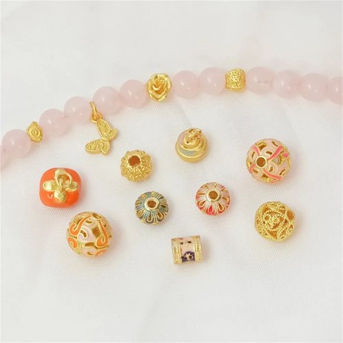 Pendentif sphère creuse doré effet sable avec perle et breloques — soucoupe volante, kaki, nuage porte-bonheur, fleur, arc‑en‑ciel et papillon