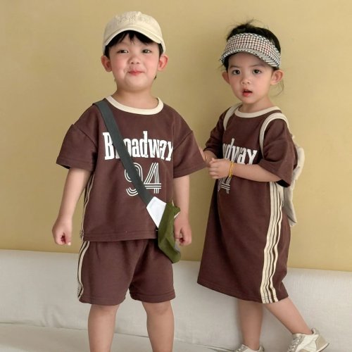 Set Abbigliamento Sportivo Bambini con Stampa Lettere Estate 2026 - Outfit Fratello e Sorella, Maglietta a Maniche Corte per Bambino e Vestito per Bambina