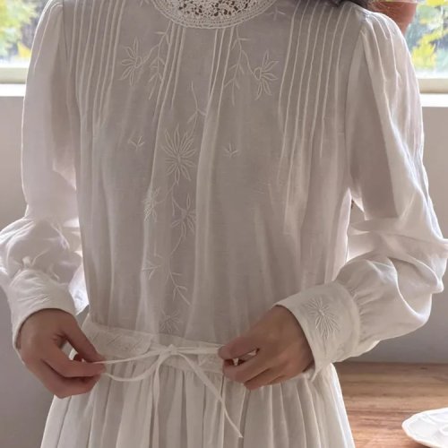 Weißes Damenkleid für den Frühling, französischer Vintage-Stil, lockere Passform, Stickerei und Spitze, Baumwoll-Leinen, Brustumfang 95–102 cm – Koreanische Mode