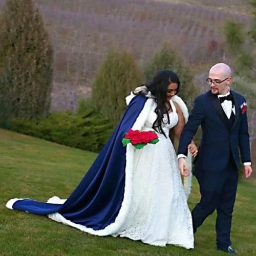Довга біла атласна накидка для нареченої з капюшоном та хутряною оздобою — зимовий плащ