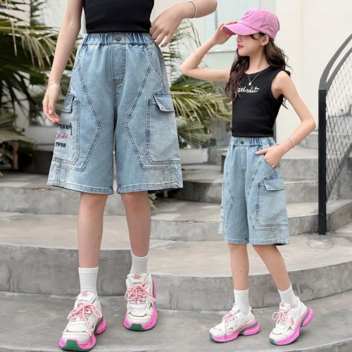 Celana pendek denim cargo untuk anak perempuan dengan saku samping, panjang sebatas lutut