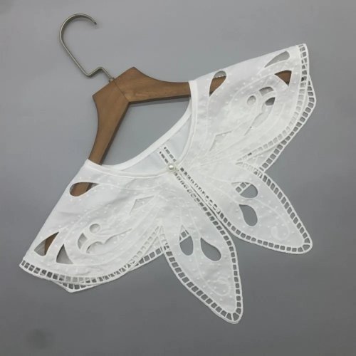 Colletto finto staccabile in pizzo ricamato con fiori e perline – stile vintage