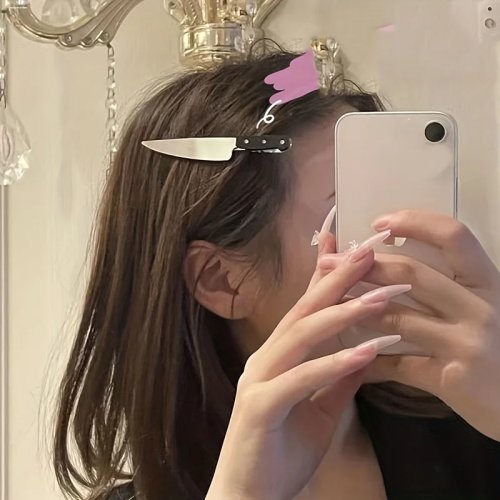 Lot de 2 pinces à cheveux Halloween en forme de faux couteau, plastique, originales et amusantes, style hip-hop — accessoire déco pour cheveux
