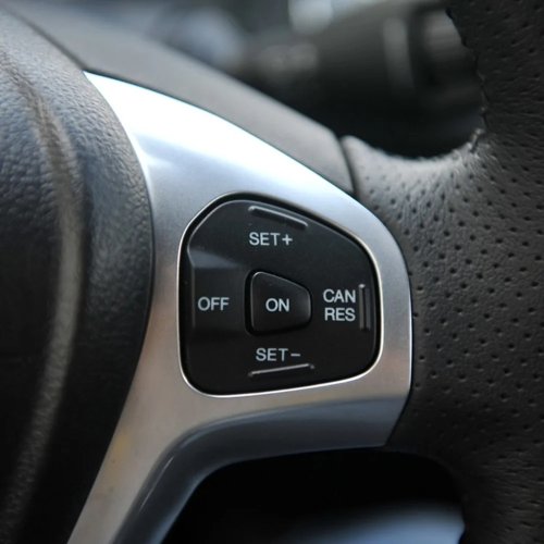 زر مثبت السرعة (كروز كنترول) مع LED أزرق لعجلة القيادة — ضبط السرعة، مناسب لسيارات Ford Fiesta MK7/MK8/ST و EcoSport 2013–2015