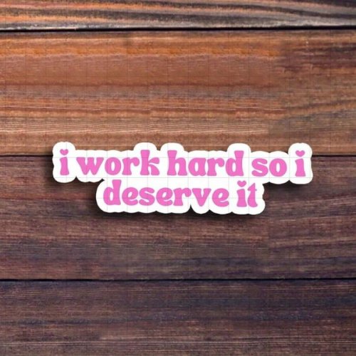 Adesivo vinile 7,6 cm "I Work Hard, I Deserve It" — Sticker motivazionale per laptop, borracce, quaderni e scrivania. Perfetto per lavoratori, studenti e professionisti