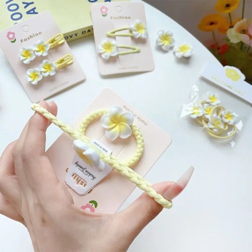 Jepit rambut bunga kamboja (Plumeria) kuning — aksesori rambut tradisional (barrette)