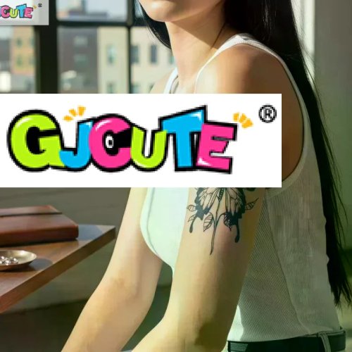 สติกเกอร์รอยสักชั่วคราว 1 แผ่น กันน้ำ – ลายผีเสื้อและกุหลาบ ขาว-ดำ สมจริง อยู่ได้ถึง 15 วัน