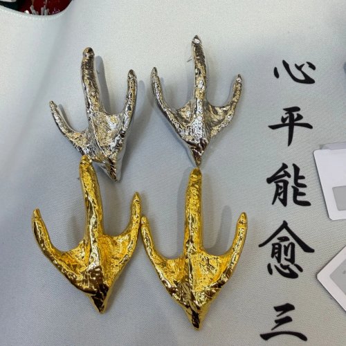 Brincos garra de raptor em metal retrô — garra de 3 dedos, design criativo e premium