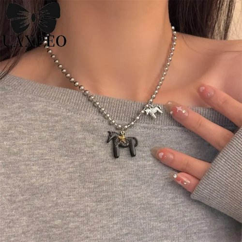 Collier pendentif cheval amusant, plaqué argent, alliage, collier choker noir, émail rose et blanc pour femme