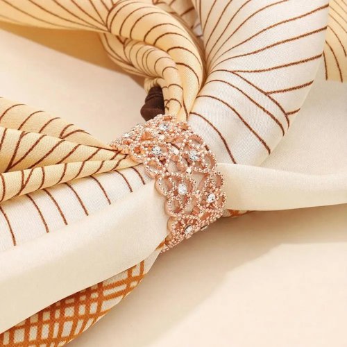 Anilla para pañuelo con strass en forma de corazón – Clip redondo metálico para fulares de seda y corbatas
