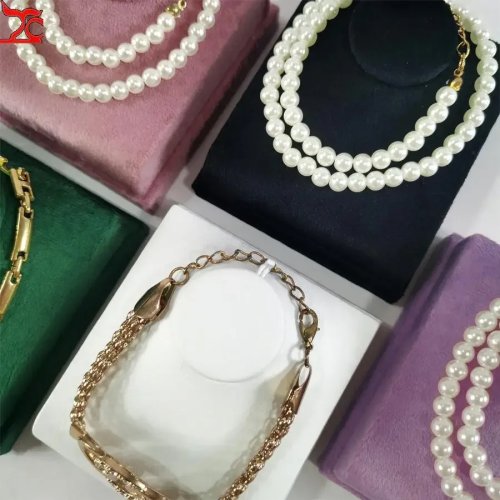 Expositor de collares de terciopelo, pequeño 8×9 cm — busto para cadenas y colgantes