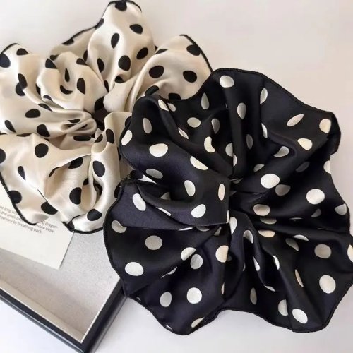 Scrunchie polkadot vintage — ikat rambut elegan dan klasik