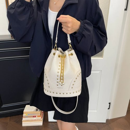 Borsa a secchiello donna con borchie, catena e cordoncino, tracolla