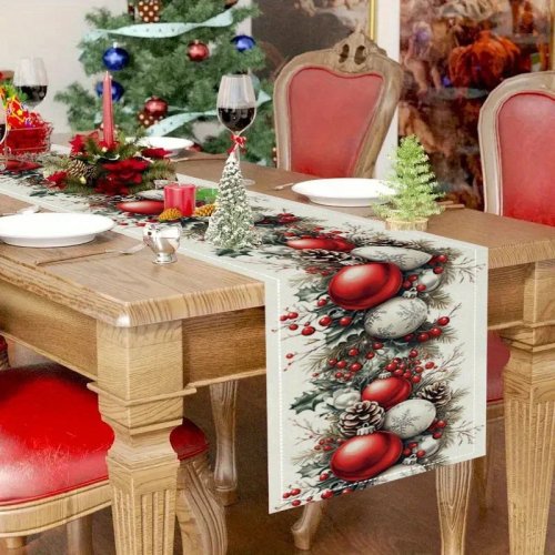 Linnen tafelrunner met kerstballen, dennenappels en rode bessen – winterse kersttafeldecoratie