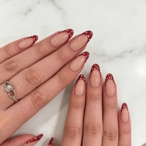 Średnie paznokcie w kształcie migdała, nude czerwień french tip, biała kropka na krawędzi, minimalistyczne i słodkie dla kobiet, na co dzień i na ślub