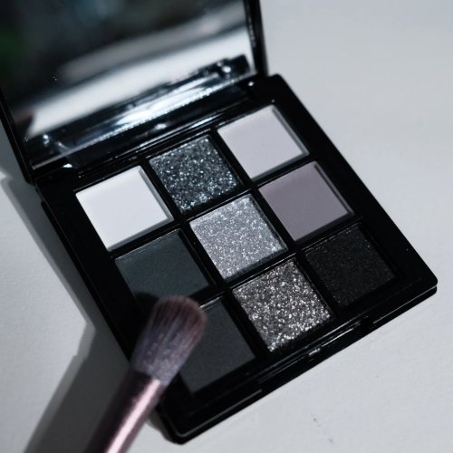 Paleta de sombras de ojos de 9 tonos: Black Swan, Smoky, Negro oscuro, Glitter gris plata, Acabado mate, Larga duración y fácil de aplicar