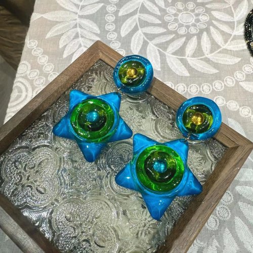 Aretes de botón geométricos de corazón azul y estrella de mar para mujer
