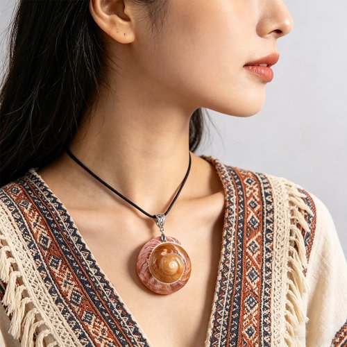 Colar com pingente de concha de caracol natural 28,2g espiral de concha do mar, argola de prata, cordão trançado preto, joia de praia estilo boho para mulher e homem