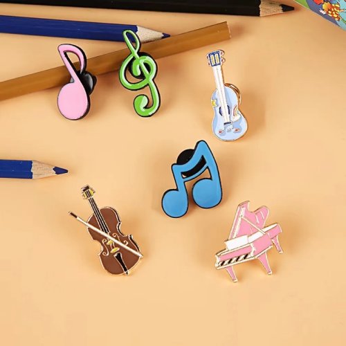 音楽モチーフのブローチ｜ギターとピアノ 合金製