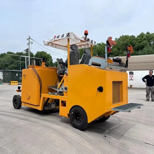熱可塑性押出式ロードマーキングマシン（搭乗型）47kW 1トンホットメルトタンク