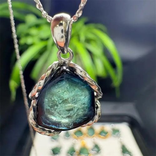 Colar com Pingente de Turmalina Azul Natural e Quartzo de Forma Livre, Joia de Cristal Curativo, Acessório de Moda da Sorte, Presente, 1 Peça