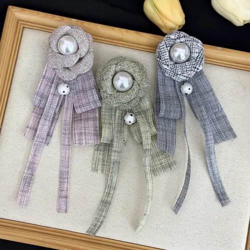 Brosche mit Kamelienblüte und Perlen im koreanischen Stil für Damen, Stoffschleifen-Anstecknadel für Hochzeit und Party, Schmuckaccessoire