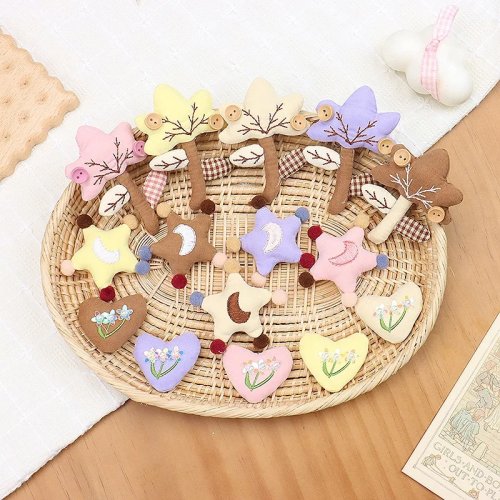 Pom Pom Stern Herz Brosche süß handgefertigt Stoff 3D Blume Anstecker für Schal Mütze Tasche Winter Koreanischer Stil Mode Accessoire