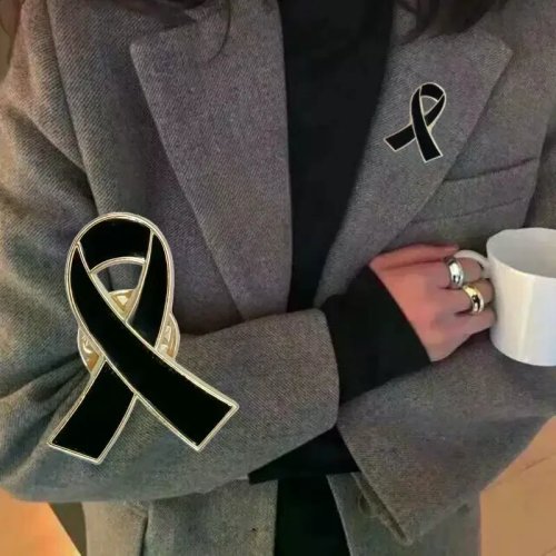Broche de cinta negro y blanco, Alfiler conmemorativo para funerales, Insignia de luto de metal para traje, vestido, camisa