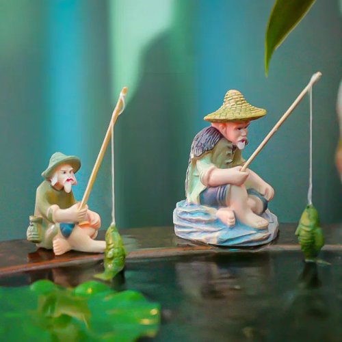 Dekorative Miniatur-Fischerfigur aus PVC: Alter Mann beim Angeln für Aquarium, Bonsai, Gartendeko & Aquascape