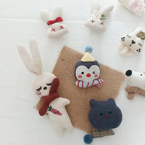 Broche de peluche adorable de animales, pingüino, oso, conejo, pin de tela para mochila infantil, estilo coreano, accesorio de ropa para niños