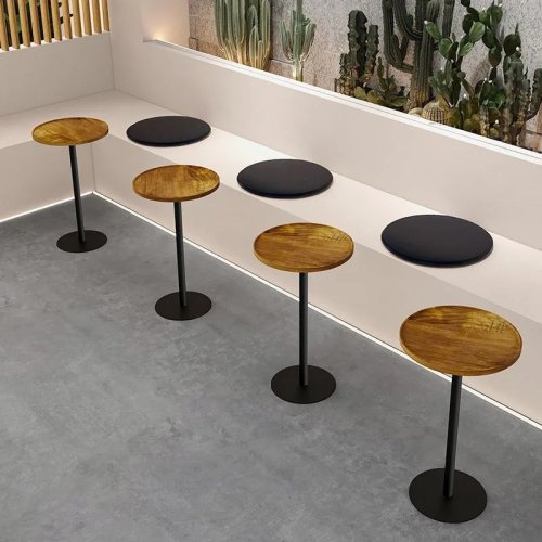 Kleine bartafel van massief hout met metalen onderstel, Scandinavische stijl, eenvoudige luxe, voor thuis en café