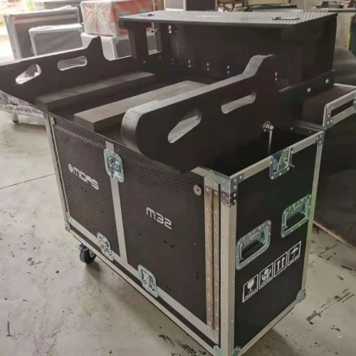 Flight Case untuk Mixer Midas M32 dengan Tempat Laptop – Tutup Lipat Hidrolik
