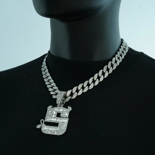 Collar con colgante gótico de ala de demonio y letra S para hombre - joyería punk unisex de aleación de zinc