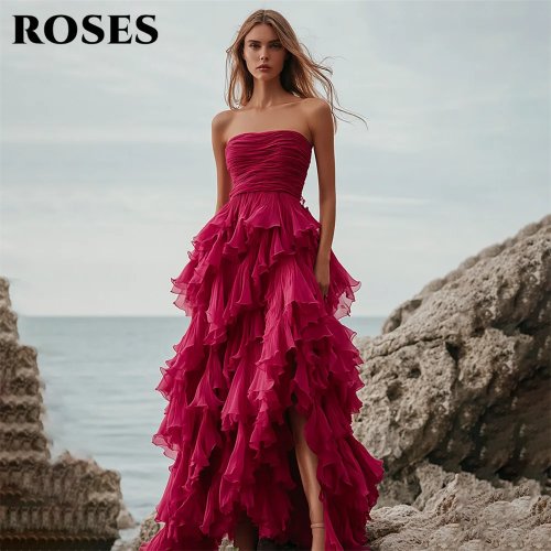 Abito da sera fucsia senza spalline, linea A, con chiffon arricciato a strati e spacco laterale - Abito da cerimonia donna