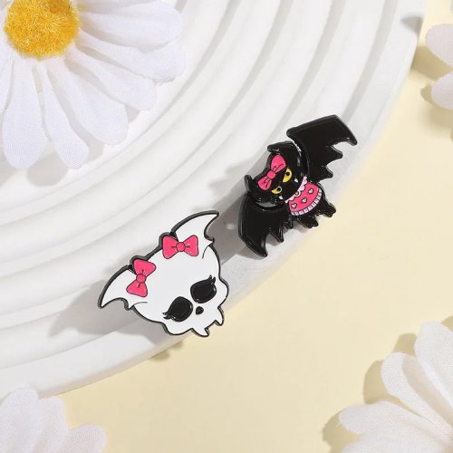 Süße Brosche im dunklen Stil mit Fledermaus-Schädel-Design, personalisiertes Accessoire für Kleidung, Taschen, Anstecker