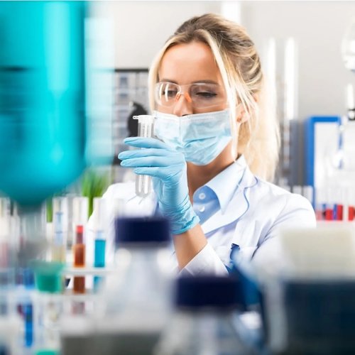 200 قطعة أنابيب طرد مركزي سعة 10 مل من البلاستيك الشفاف بمقياس تدريجي وغطاء مهوى لمعمل الكيمياء الحيوية والبيولوجيا الجزيئية