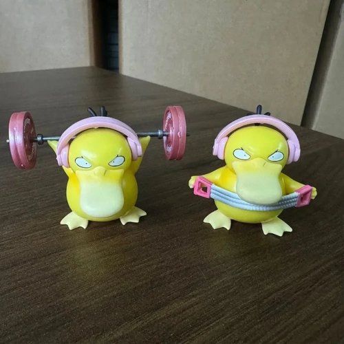 Figura Pokémon Gym Psyduck 5cm - Estilos Haltere e Banda de Resistência, Auscultadores Rosa, Ornamento Colecionável PVC Presente