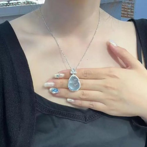 Collana con pendente a zucca naturale con motivi floreali, giadeite birmana autentica limpida come il ghiaccio e liscia, oro 1K