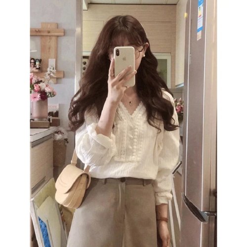 เสื้อเบลาส์ผู้หญิงลูกไม้สีขาวออฟไวท์ คอวี ปักลายไอเล็ต แขนพองพับได้ เนื้อผ้าเท็กซ์เจอร์ สไตล์ลำลอง