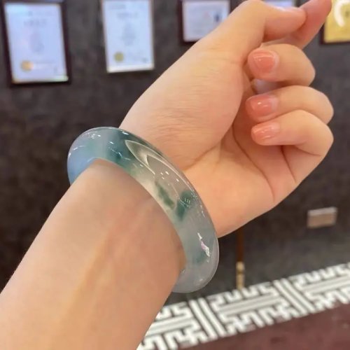 Birmaanse Old Mine Ice Jadeïet Armband voor Dames, Brede Groene Jade Armband met Bloemenpatroon, Noble Lady Stijl