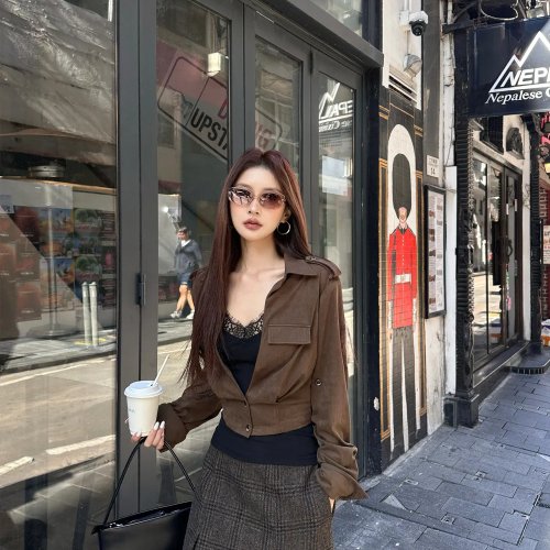 Conjunto de mulher retro em camurça, blusa decote V e top de renda, 2 peças