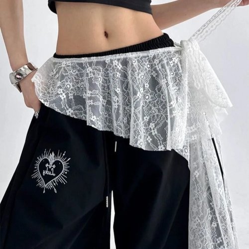Mini-jupe femme brodée fleurs – ourlet irrégulier, taille haute, dentelle et volants superposés style tablier