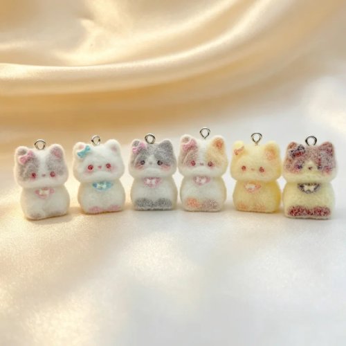 10 Stück gemischte beflockte Kätzchen Harz Anhänger, süßer Mini Flocking Katze Anhänger für DIY Armbänder, Schlüsselanhänger, Halsketten, Bastelbedarf