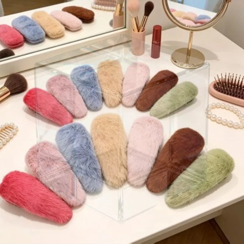 7-Piece Fluffy Faux Fur Hair Clips – Soft Texture, Multiple Colors, Perfect for Daily Hairstyling, Makeup & Winter Outfits