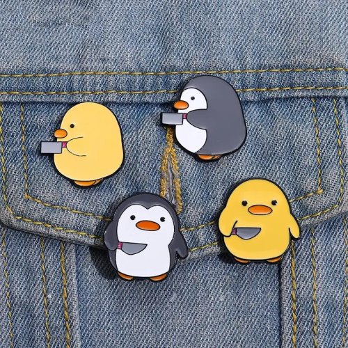 Süße Killer-Emaille-Pins Küken und Pinguin mit Messer, Karottige Tier-Broschen, Anstecker, Geschenk für Kinder und Freunde
