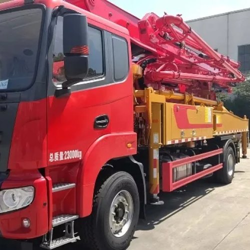 Truck-Mounted Concrete Pump 120m³/h Theoretical Output Wear-Resistant Pipeline Construction Equipment