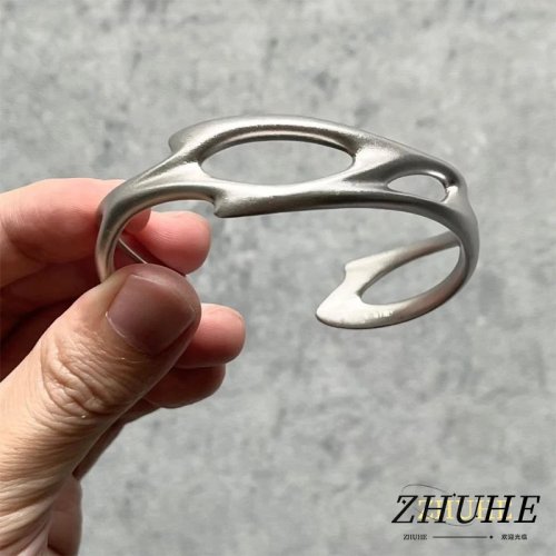 Verzerrter gebogener Armreif für Damen Herren, kreativer Hohl-Armreif, Kupferlegierung, Avantgarde Party Schmuck