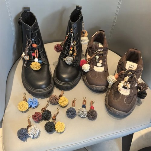 Ciondolo per scarpe in pelle con blocchi di colore e design a nodo, scamosciato, clip premium per sneakers – leggero ed elegante
